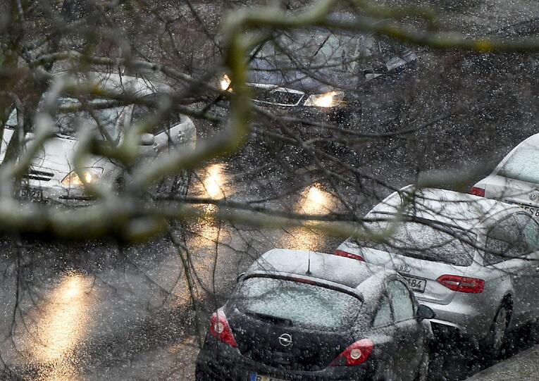 Schneeschauer sind am 31.03.2015 in Berlin Karlshorst auf einer Straße zu sehen.
