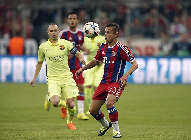 RAFINHA - NOTE  3 - Giftiger Auftritt des Brasilianers. Lieferte sich einige Scharmützel mit Gegenspieler Jordi Alba. Sah wenig überraschend als erster Gelb.