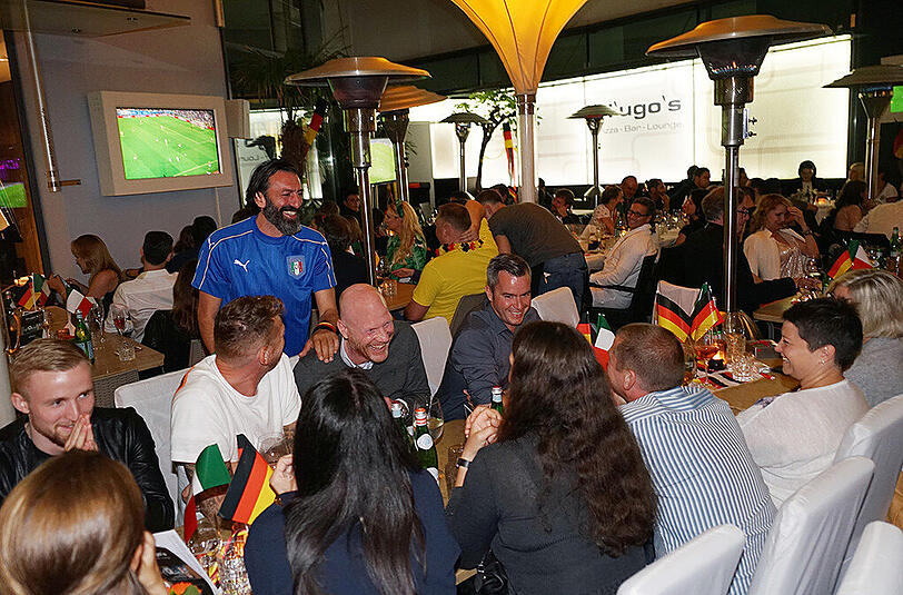 Hunderte feierten den Einzug ins EM-Halbfinale im H?ugo?s.