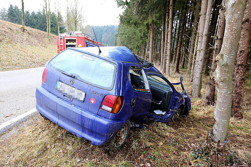 Die 19-Jährige verlor in einer Kurve die Kontrolle und krachte gegen den Baum.