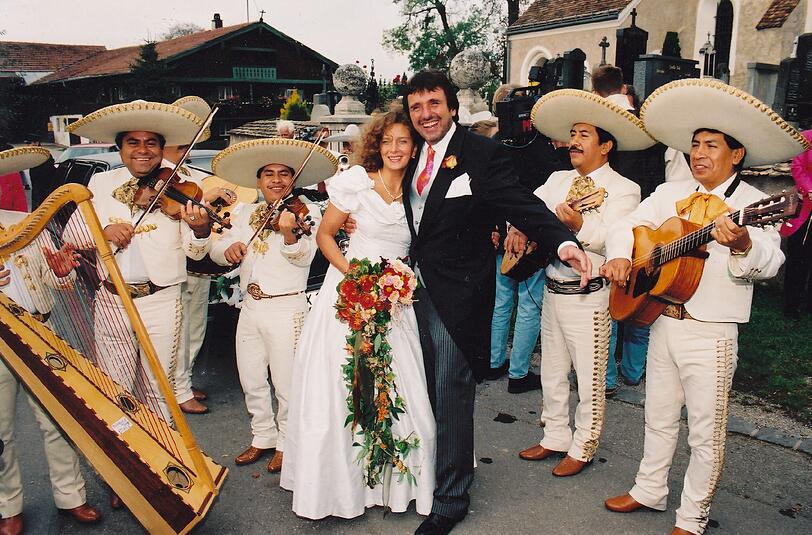 Mariachi-Musik nach der Trauung in Großdingharting: Seit 1995 sind Peter und Arabella Pongratz Eheleute.
