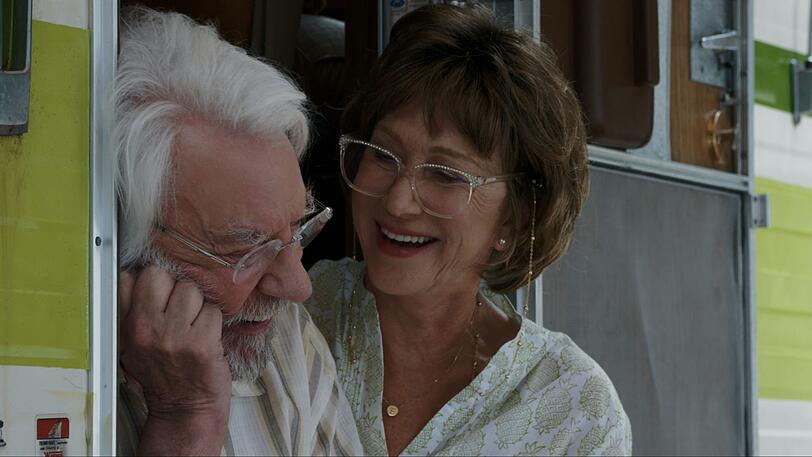 Auf der Fahrt nach Florida: Ella (Helen Mirren) und John (Donald Sutherland) an der Tür ihres alten Wohnmobils.