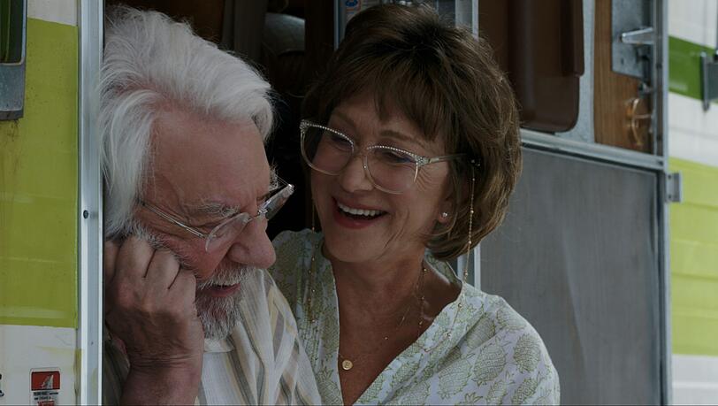Auf der Fahrt nach Florida: Ella (Helen Mirren) und John (Donald Sutherland) an der Tür ihres alten Wohnmobils. Auf der Fahrt nach Florida: Ella (Helen Mirren) und John (Donald Sutherland) an der Tür ihres alten Wohnmobils.