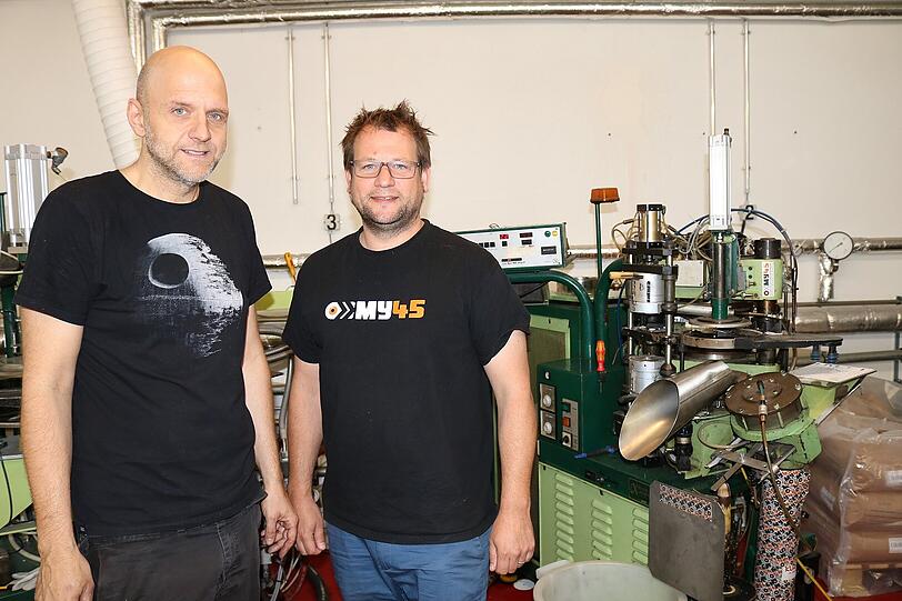 Technischer Leiter Andreas Bauer (l.) mit Geschäftsführer Helge Sudau. Keine halbe Minute braucht eine Presse für eine Schallplatte.