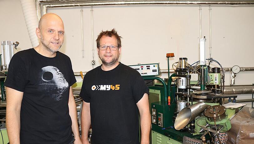 Technischer Leiter Andreas Bauer (l.) mit Geschäftsführer Helge Sudau. Keine halbe Minute braucht eine Presse für eine Schallplatte. Technischer Leiter Andreas Bauer (l.) mit Geschäftsführer Helge Sudau. Keine halbe Minute braucht eine Presse für eine Schallplatte.