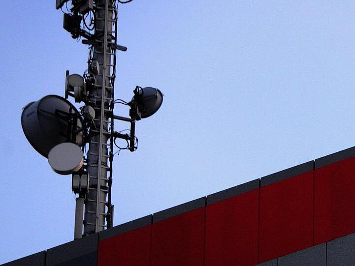 Ein thailändischer Student stürzte vom Balkon, weil sein Smartphone nur schlechten Empfang hatte.