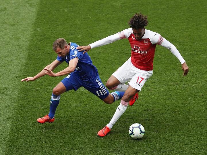 Arsenals Alex Iwobi (r) im Duell gegen Marc Albrighton von Leicester City.