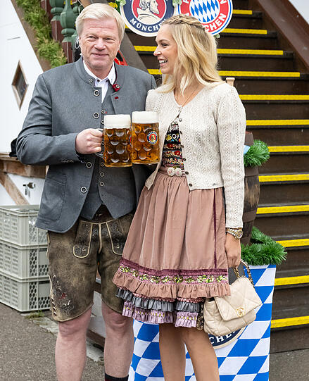 Vorstandsvorsitzender Oliver Kahn und Ehefrau Svenja.