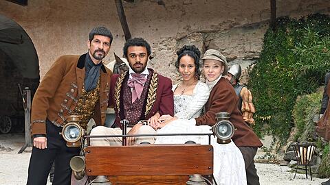 Die Schauspieler und Schauspielerinnen Pasquale Aleardi, Langston Uibel, Kristin Alia Hunold und Judith Neumann lächeln während einer Drehpause in Südtirol.