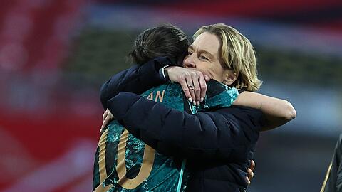 Die Trainerin Martina Voss-Tecklenburg (r)und Dzsenifer Marozsan.