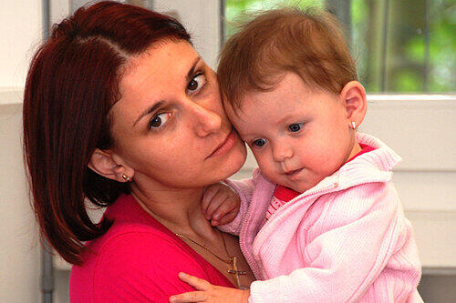 Die kleine Andreea mit ihrer Mutter Valentina: Nur wenn schnell 23.000 Euro gesammelt werden, kann das Baby die lebensrettende Operation in Erlangen bekommen.