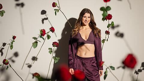 Stella Stegmann aus München ist die erste offen bisexuelle "Bachelorette". Doch warum dürfen mehr Männer als Frauen um ihre Gunst buhlen?