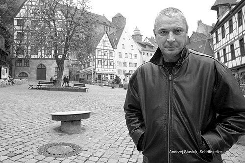 Liebt seinen Volkswagen Touran und Berlin: Schriftsteller Andrzej Stasiuk auf einem Missbach-Foto zu &bdquo;Gummibärchen und Mercedes&ldquo;.