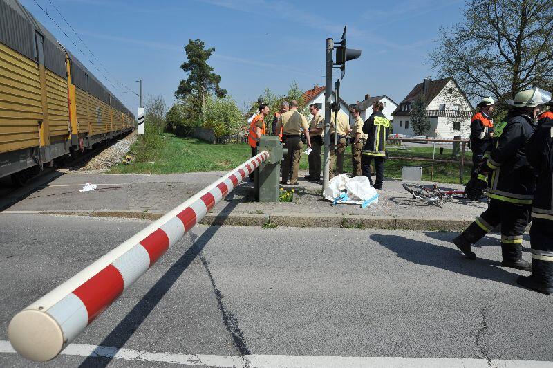 Ein alkoholisierter Radfahrer wird in Erdolging von einem Zug erfasst.