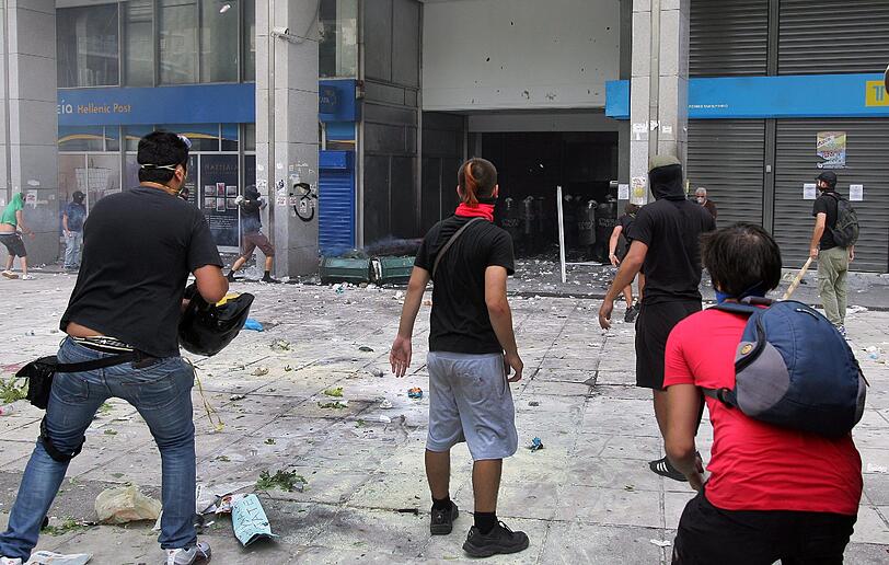 Am Mittwochabend und in der Nacht ist es zu heftigen Straßenschlachten zwischen der Polizei und Demonstranten in Athen gekommen. Mindestens 60 Menschen seien leicht verletzt
worden, berichtete das staatliche Fernsehen (NET). Tausende Menschen protestierten friedlich bis in die frühen
Morgenstunden vor dem Parlament in Athen gegen das harte Sparprogramm
der Regierung.