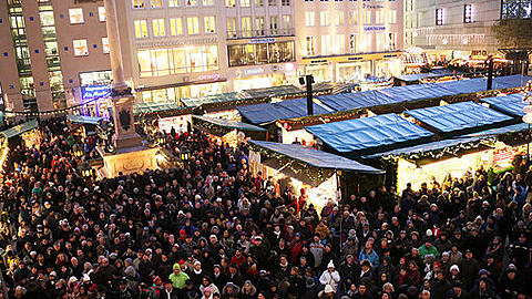 Allein auf den Christkindlmarkt in der Altstadt werden bis Weihnachten über drei Millionen Menschen gekommen sein.