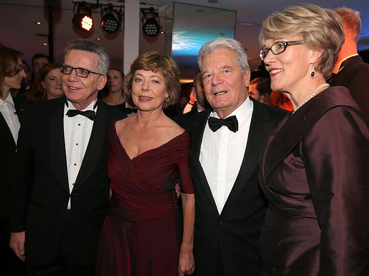 Bundespräsident Joachim Gauck (2.v.r.), seine Lebensgefährtin Daniela Schadt (2.v.l.), Bundesinnenminister Thomas de Maiziere (CDU) und seine Frau Martina