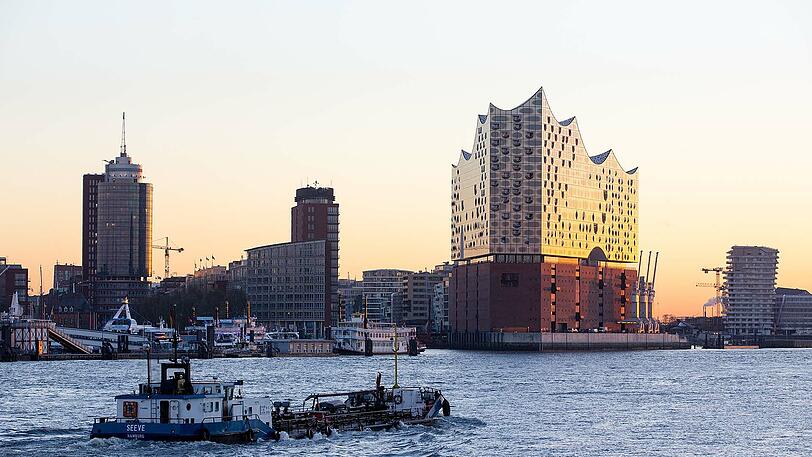 H - Hamburg: Der etwas beruhigte Berlin-Hype und die Eröffnung der Elbphilharmonie lenken 2017 die Aufmerksamkeit auf Deutschlands zweitgrößte Metropole als Städtetrip-Ziel. In der Liste "52 Places to Go in 2017" der "New York Times" liegt die Stadt auf Platz 10. Ab Herbst soll in Hamburg auch das Dragqueen-Musical "Kinky Boots" von Cyndi Lauper laufen.
