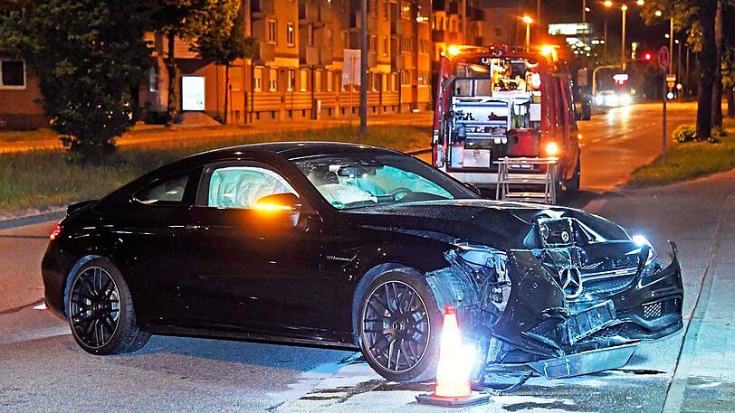 Der Mercedes AMG landete im Schaufenster eines Nagelstudios in der Moosacher Straße. Klicken Sie sich durch die Bilder.