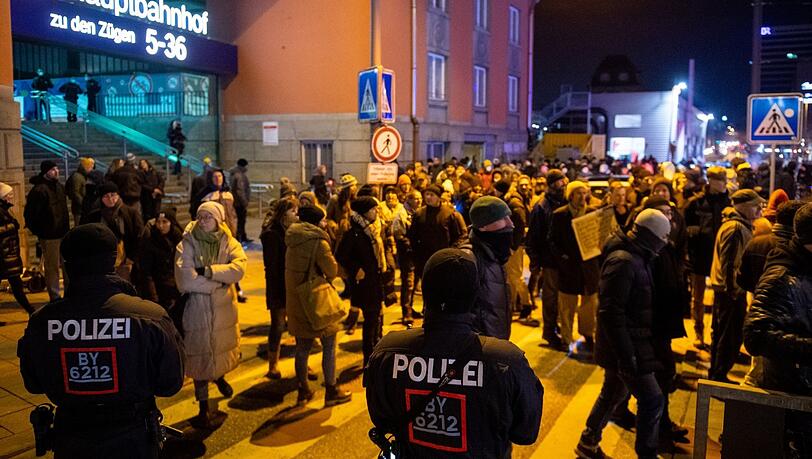 Corona-"Spaziergänge" in München: Unter anderem zwei Tage vor Heiligabend demonstrierten Menschen gegen die Corona-Maßnahmen.