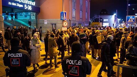 Corona-"Spaziergänge" in München: Unter anderem zwei Tage vor Heiligabend demonstrierten Menschen gegen die Corona-Maßnahmen.