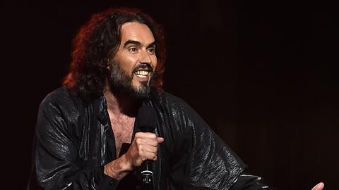 Ihm droht in seiner britischen Heimat eine lange Haftstrafe: Russell Brand muss sich wegen Vergewaltigung vor Gericht rechtfertigen.
