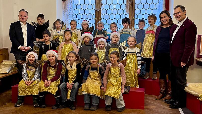 Bürgermeisterin Verena Dietl, Dr. Christian Scharpf, Referent für Arbeit und Wirtschaft, und Haimo Liebich, Vorstand des Kindermuseums, eröffneten gemeinsam mit den kleinen "Engeln" die Himmelswerkstatt 2025 in der festlich geschmückten Ratstrinkstube des Rathauses.