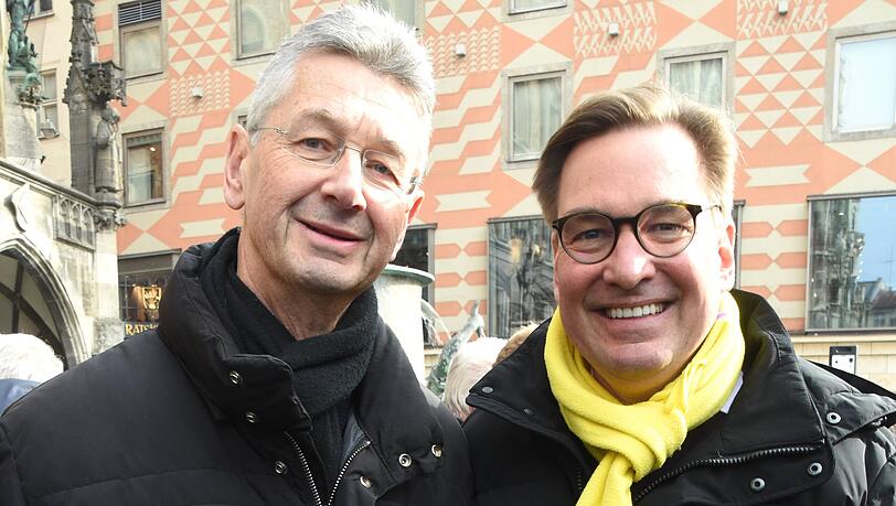 J&ouml;rg Hoffmann (FDP, rechts) und Michael Piazolo (Freie W&auml;hler) beim traditionellen Geldbeutelwaschen am Fischbrunnen.