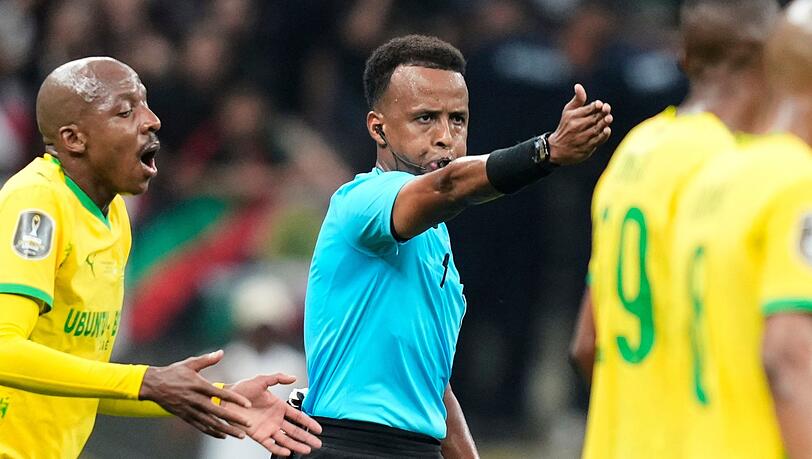 Darf keine WM-Spiele pfeifen: Omar Artan, Afrikas bester Schiedsrichter des vergangenen Jahres. (Archivbild) Darf keine WM-Spiele pfeifen: Omar Artan, Afrikas bester Schiedsrichter des vergangenen Jahres. (Archivbild)