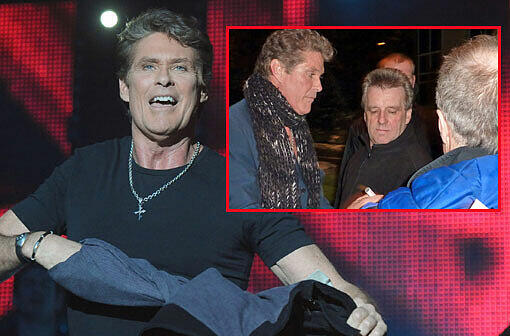 David Hasselhoff gibt nach dem Konzert in München Autogramme - und soll dabei etwas rüde gegenüber seinen Fans aufgetreten sein.