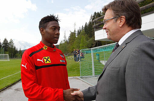 "How do you do?" - Günther Platter begrüßt David Alaba.