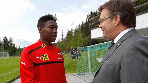 "How do you do?" - Günther Platter begrüßt David Alaba. "How do you do?" - Günther Platter begrüßt David Alaba.
