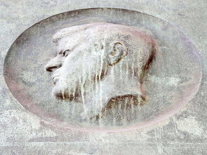 Verwitterter Glanz: Das John-F.-Kennedy-Relief am Rathaus Schöneberg in Berlin
