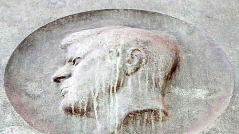 Verwitterter Glanz: Das John-F.-Kennedy-Relief am Rathaus Schöneberg in Berlin