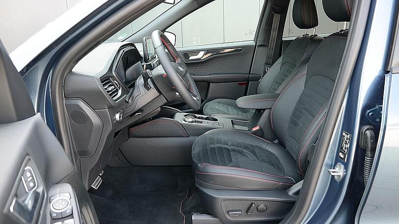 Die Frontpassagiere können im Kuga ST-Line auf gut geformten Sportsitzen Platz nehmen.