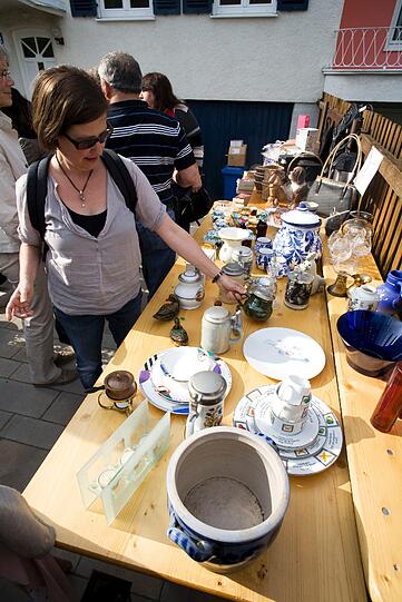 Blick hinter die Hausfassaden ins Grüne: der Gartenflohmarkt in Gern. Die Fotos.