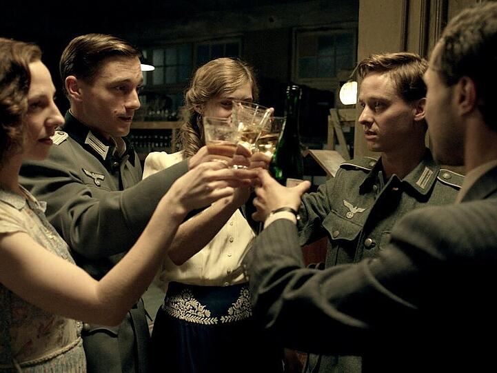 Die fünf Freunde aus "Unsere Mütter, unsere Väter"