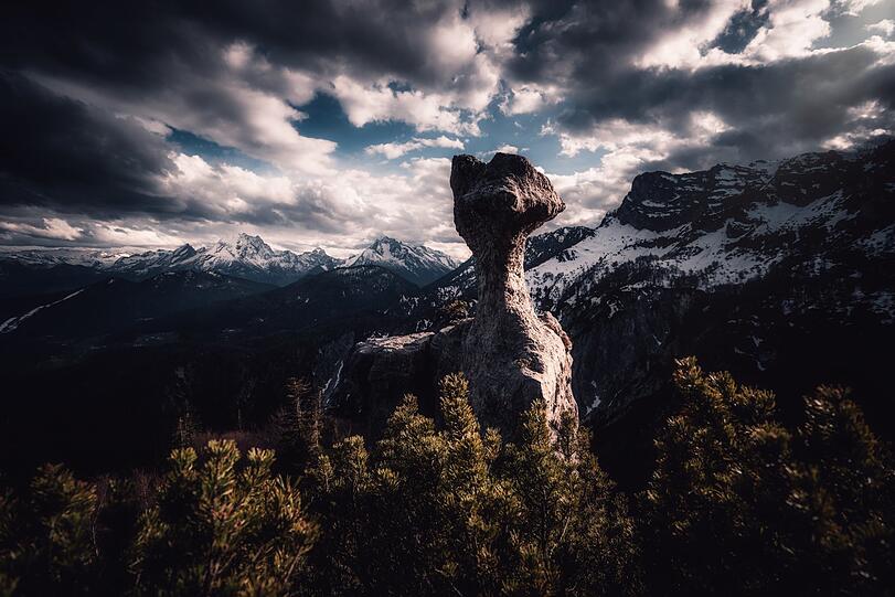 Zugestanden: Die "Steinerne Agnes" in den Berchtesgadener Alpen ist für Bergfexe eine alte Bekannte. Weniger verbreitet ist aber, dass es gleich zwei Legenden über ihre Entstehung gibt: Einerseits heißt es, es handele sich um eine versteinerte Sennerin, die auf der Flucht vor dem Teufel von Engeln in den Himmel gerettet worden sei. Andererseits wird erzählt, eine junge Frau habe ihr uneheliches Kind getötet - und sei als Strafe Gottes in Stein erstarrt.