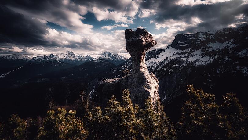 Zugestanden: Die "Steinerne Agnes" in den Berchtesgadener Alpen ist für Bergfexe eine alte Bekannte. Weniger verbreitet ist aber, dass es gleich zwei Legenden über ihre Entstehung gibt: Einerseits heißt es, es handele sich um eine versteinerte Sennerin, die auf der Flucht vor dem Teufel von Engeln in den Himmel gerettet worden sei. Andererseits wird erzählt, eine junge Frau habe ihr uneheliches Kind getötet - und sei als Strafe Gottes in Stein erstarrt. Zugestanden: Die "Steinerne Agnes" in den Berchtesgadener Alpen ist für Bergfexe eine alte Bekannte. Weniger verbreitet ist aber, dass es gleich zwei Legenden über ihre Entstehung gibt: Einerseits heißt es, es handele sich um eine versteinerte Sennerin, die auf der Flucht vor dem Teufel von Engeln in den Himmel gerettet worden sei. Andererseits wird erzählt, eine junge Frau habe ihr uneheliches Kind getötet - und sei als Strafe Gottes in Stein erstarrt.