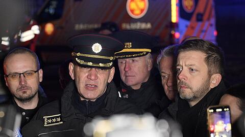 Polizeichef Martin Vondrasek (2.v.l) spricht in Prag zu Pressevertretern.