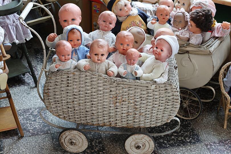 Die Puppen sind eine Schau - die alten Puppenwagen freilich erst recht.