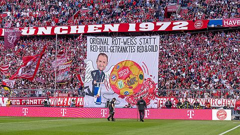 Die Ultras des FC Bayern präsentierten vor dem Spiel gegen Eintracht Frankfurt einen Banner gegen die Red-Bullisierung des FC Bayern.