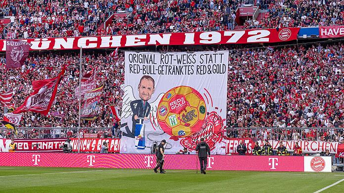 Die Ultras des FC Bayern präsentierten vor dem Spiel gegen Eintracht Frankfurt einen Banner gegen die Red-Bullisierung des FC Bayern.