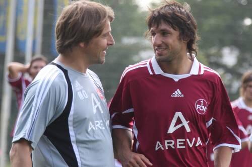 &bdquo;Keine Panik&ldquo; bei den ehemaligen Gladbachern: Club-Trainer Michael Oenning und Thomas Broich (rechts) gehen die Hausaufgabe optimistisch an.