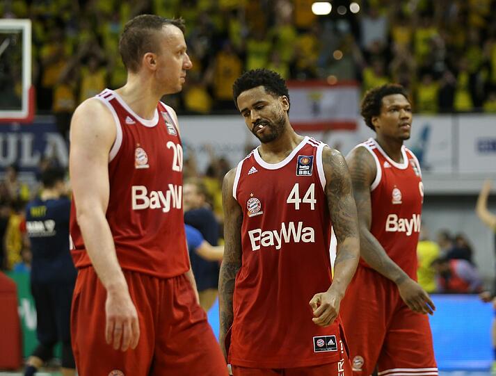 Enttäuschte Pokalfinalverlierer: Savanovic (l.) sowie Taylor und Thompson (r.), die früher in Berlin spielten.