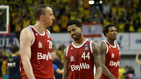 Enttäuschte Pokalfinalverlierer: Savanovic (l.) sowie Taylor und Thompson (r.), die früher in Berlin spielten.