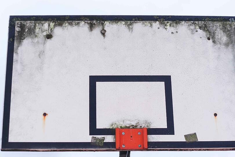 Hier spielt keiner mehr: Dieser Basketballkorb hat auch schon mal bessere Zeiten gesehen.