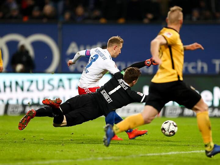 Lewis Holtby (2.v.l) trifft zum Tor des Tages für den HSV.