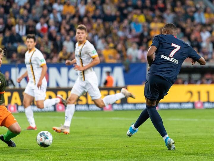 Weltmeister Kylian Mbappe (r) lässt Dynamo-Keeper Kevin Broll keine Chance und schiebt zum 3:0 für PSG ein.