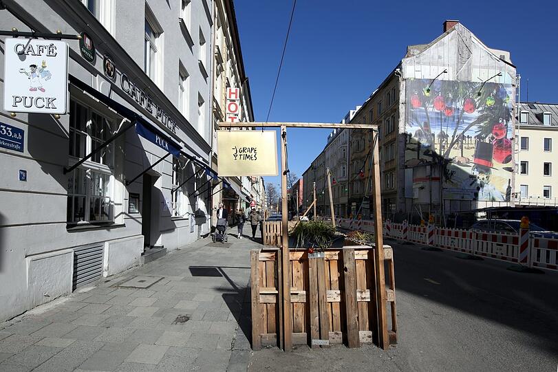Auch vor dem Café Puck sind Paletten angerichtet.